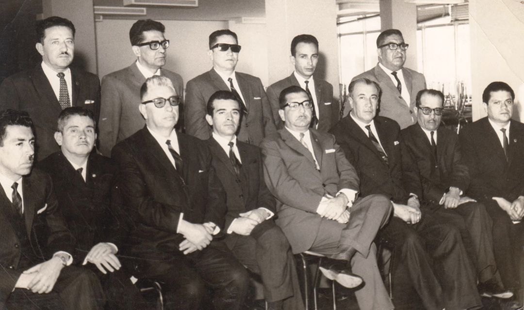 Miguel Vernaza Requena con abogados de Quito