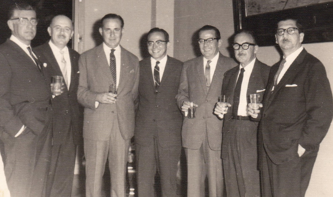 Miguel Vernaza Requena con abogados de Quito