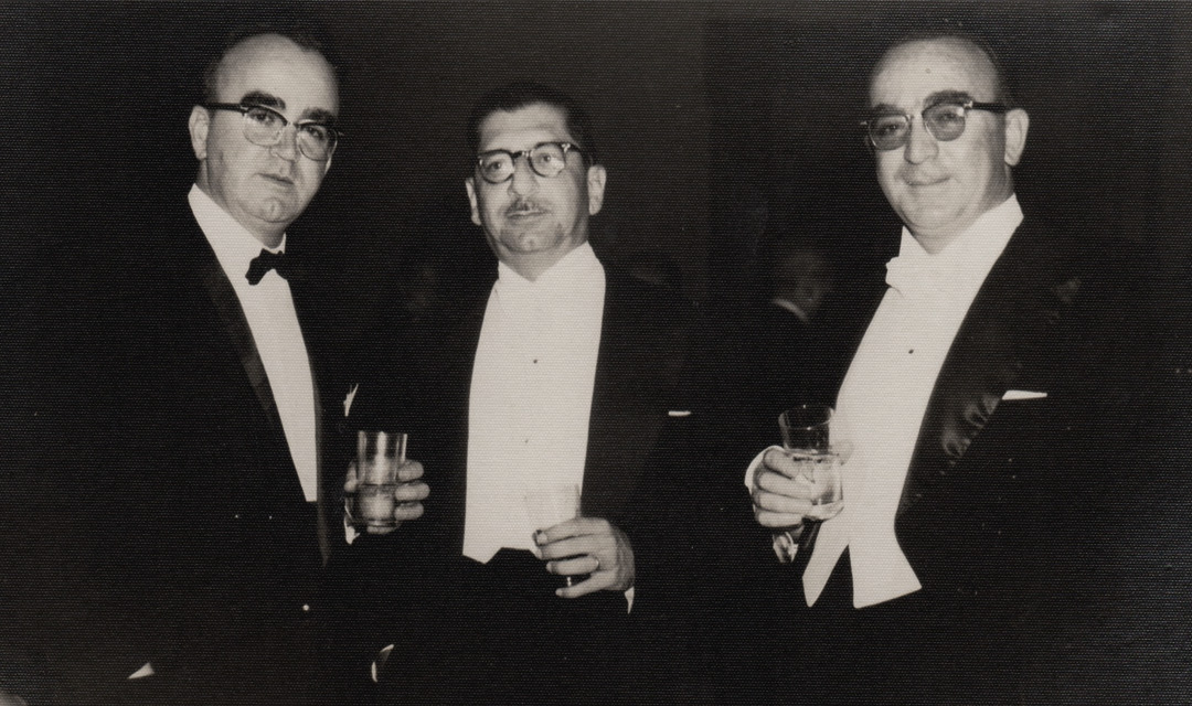 Miguel Vernaza Requena con los Drs. Peña Astudillo